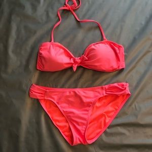 Figure-flattering coral/melon bikini!